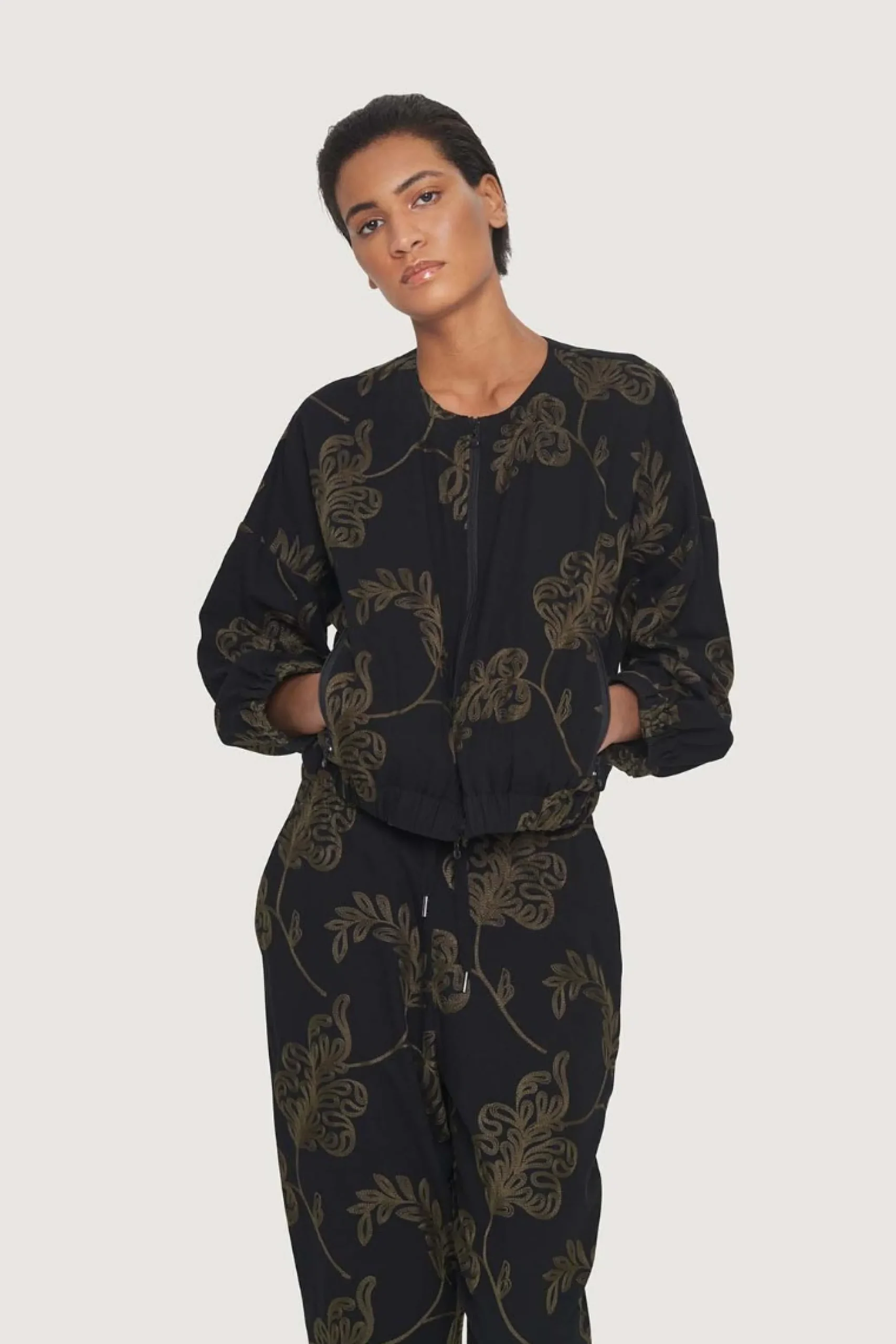Bukser | Bukser<BITTE KAI RAND Embroidered leaf bukser BLACK/BLACKLEAF